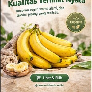 Satu sisir pisang cavendish kuning segar dan potongan pisang di piring kayu dari tempat jual pisang cavendish premium Kediri
