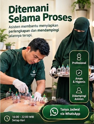 Terapis pria melakukan penempelan kop bekam pada pasien didampingi asisten wanita berhijab syar'i di tempat jasa bekam profesional Kediri