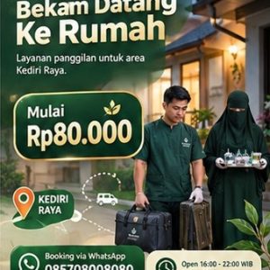 Terapis pria dan wanita membawa tas perlengkapan terapi dari jasa bekam panggilan Kediri di halaman rumah