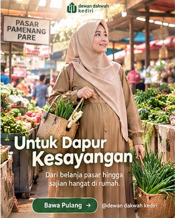Ibu berhijab membawa keranjang belanja berisi sentir daun bawang segar dari distributor sentir daun bawang Pare Kediri di Pasar Pamenang Pare