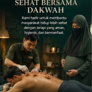 Terapis sedang melakukan terapi bekam sunnah dan pijat kretek pada punggung pasien di klinik Kediri