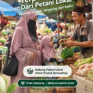 Ibu membeli daun bawang segar dari petani lokal di pasar tradisional Kediri