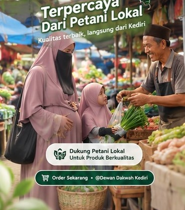 Ibu membeli daun bawang segar dari petani lokal di pasar tradisional Kediri