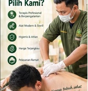 Terapis profesional mengenakan sarung tangan dan masker memberikan layanan terapi pijat kretek Kediri pada punggung pasien