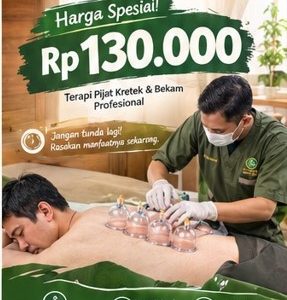 Terapis memberikan kombinasi terapi bekam dan pijat kretek Kediri promo harga Rp130.000 pada pasien