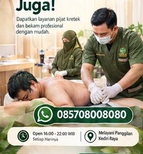 Terapis memberikan penanganan pada punggung pasien dari jasa pijat kretek Kediri layanan panggilan
