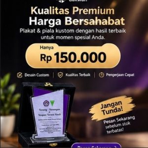 Plakat akrilik kustom warna ungu dalam kotak bludru hitam dari tempat jual plakat akrilik Kediri