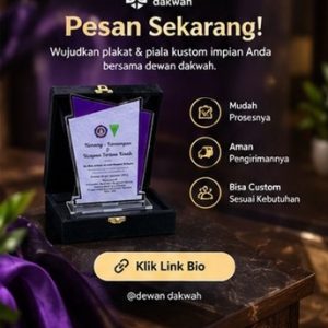 Plakat akrilik kustom elegan dalam kotak beludru hitam dari pusat pembuatan plakat Kediri