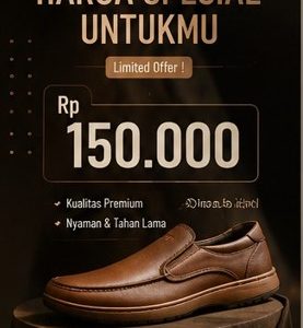 "Brosur promo sepatu kulit pria premium warna cokelat seharga Rp150.000."