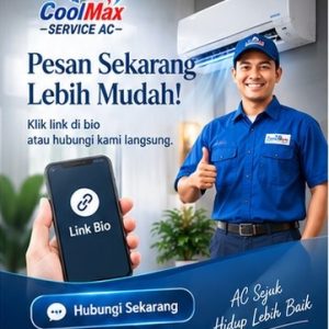 "Teknisi service AC panggilan Kediri CoolMax menunjukkan jempol di samping unit AC dinding."